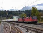 SBB - Re 4/4 11325 und Re 4/4  vor Güterzug bei der durchfahrt im Bahnhof Gwatt am 10.10.2014
