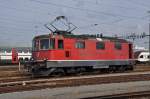 Re 4/4 II 11120 steht auf einem Nebengleis beim Bahnhof SBB.