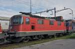 Re 4/4 II 11326 wartet beim Güterbahnhof Muttenz auf den nächsten Einsatz. Die Aufnahme stammt vom 27.11.2014.