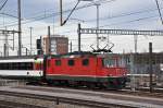 Re 4/4 II 11147 durchfährt den Bahnhof Muttenz. Die Aufnahme stammt vom 12.01.2015.