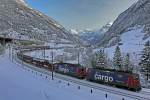 Die beiden SBB Cargo Loks 420 170-3 und 420 307-1 fahren leis bei tiefem Schnee mit einem Autozug bei Wassen vorüber.Bild 3.2.2015