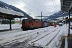 Re 4/4 II 11332 und Re 620 075-2 bei Durchfahrt in Airolo, 16.02.2015.