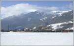 Stckgterzug aus Chur mit Re 4/4 II zwischen Zizers und Landquart. Im Hintergrund der zum Teil in Wolken gehllte Calanda. (29.01.2007)