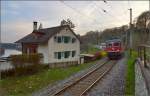 Der Frühling hat sich mittlerweile vom Genfersee Richtung Hochrhein angeschlichen. Re 4/4<sup>II</sup> 11154 mit dem IC Zürich-Stuttgart am Rheinfall. April 2015.