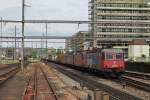 Am 14.05.2014 fuhr diese Re 20/20, bestehend aus Re 620 065-3 + Re 4/4 11334 + Re 620 069-5 und Re 4/4 11337, mit einem Containerzug aus Richtung Olten durch den Bahnhof von Pratteln nach Muttenz.