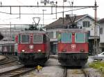 SBB - Re 4/4 11262 mit Güterzug und Re 4/4  11366 im Bahnhofsareal in Oensingen am 28.04.2015 .. Standort des Fotografen Ausserhalb der Geleise ....