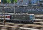 Re 4/4 II 11161 fährt beim Bahnhof SBB ein.