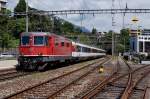 SBB: Etwas spezieller EC nach MILANO CENTRALE mit der Re 4/4 II 11154 und nur vier Wagen bei der Einfahrt Lugano am 21. Juni 2015.
Foto: Walter Ruetsch