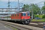 Re 4/4 II 11128 durchfährt den Bahnhof Muttenz. Die Aufnahme stammt vom 27.06.2015.