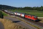 SBB: Eine Re 420 der ersten Generation mit einer interessanten und abwechslungsreichen Anhängelast bei Langenthal am 15. Juli 2015. Hier dürfte es sich um eine Ueberfuhr handeln.
Foto: Walter Ruetsch 