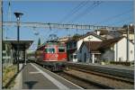 Die SBB Re 4/4 II 11128 schiebt den RE 3564 durch den Bahnhof Rivaz Richutung Lausanne.
14. Juli 2015