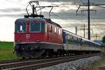 Re 4/4 11151 schiebt am EW II Pendelzug von Zürich nach Basel,hier zu sehen am Abend des 19.8.2015 in Möhlin