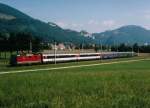 SBB: Sehr seltene Ersatzkomposition im Regionalverkehr Olten-Biel mit einer Re 4/4 II bei Niederbipp im August 2004.
Foto: Walter Ruetsch