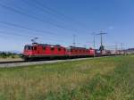 SBB - Re 4/4 11348 mit Re 6/6  11673 mit Güterzug unterwegs bei Lyssach am 22.08.2015