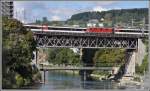 Über der Limmat kreuzen sich zwei Züge auf dem Viadukt der Wipkingerlinie. (24.09.2015)