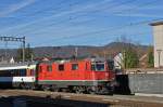 Re 4/4 II 11152 durchfährt den Bahnhof in Sissach.