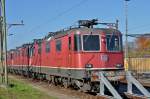 Re 4/4 II 11325 wartet beim Güterbahnhof Muttenz auf den nächsten Einsatz. Die Aufnahme stammt vom 01.11.2015.