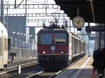 SBB - Re 4/4 11257 mit Postzug bei der durchfahrt im Bahnhof Münsingen am 24.12.2015