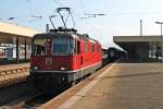 Re 4/4 11111 beim Rangieren auf Gleis 3 in Basel Bad Bf in Richtung Abstellgleis. Sie brachte den im Hintergrund sehenden EC 6 (Chur HB/Zürich HB -Hamburg Altona) und wartet danach auf die Ankunft auf den EC 9 (Hamburg Altona - Zürich HB) um diesen dann wieder nach Zürich HB zu bringen. (04.10.2014)