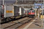 Ein KLV-Zug und der IR 2421 begegnen sich im Vorbahnhof von Bellinzona.