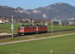 SBB: Roter Re 4/4 II Lokzug bei Niederbipp auf der Fahrt nach Solothurn am  25. Januar 2016. An der Zugspitze eingereiht ist die Re 4/4 II 11239 „PORRENTRUY“, die als einzige dieser Serie ein Städtewappen  trägt, weil der neue Kanton Jura im Jahre 1979 dem Bund beigetreten ist und die Ae 6/6 11483 dadurch das Wappen des neuen Kantons Jura erhielt.
Foto: Walter Ruetsch   