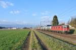 Mit den letzten Sonnenstrahlen fhrt die Re 6/6 11635 von Busswil Richtung Lyss, 10.03.2016.