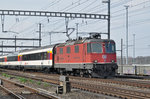 Re 4/4 II 11159 durchfährt den Bahnhof Muttenz. Die Aufnahme stammt vom 24.03.2016.