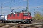 Re 4/4 II 11273 (420 273-5) durchfährt den Badischen Bahnhof. Die Aufnahme stammt vom 11.04.2016.