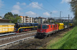 Re 4/4 II 11177 durchfährt am 19. April 2016 mit einem kurzen Güterzug aus leeren Schotterwagen den Bahnhof Winterthur Töss. An der Güterrampe steht die DLM Modern Steam Dampflok 52 8055.