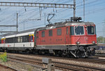 Re 4/4 II 11197 durchfährt den Bahnhof Muttenz. Die Aufnahme stammt vom 21.04.2016.