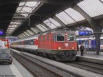 Re 4/4'' 11251 am 31.3.2016 in Zürich HB als IC 776 nach Basel SBB.