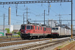 Zwei Güterzüge, mit den looks 11325 und 186 908 an der Spitze, durchfahren den Bahnhof Pratteln. Die Aufnahme stammt vom 05.05.2016.