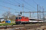 Re 4/4 II 11143 durchfährt den Bahnhof Pratteln. Die Aufnahme stammt vom 05.05.2016.