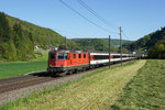Re 4/4 II 11303 fährt am 05.05.2016 mit dem IR 2328 von Gelterkinden Richtung Tecknau.