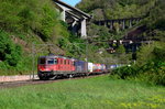 420 280 und Re 620 065 mit einem KV-Zug Richtung Italien am 04.05.2016 in Giornico