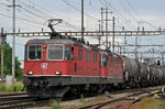 Doppeltraktion, mit den Loks 11264 und 11183, durchfahren den Bahnhof Pratteln.