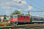 Re 4/4 II 11138 durchfährt den Bahnhof Pratteln.