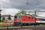 Re 4/4 II 11139 durchfährt den Bahnhof Pratteln. Die Aufnahme stammt vom 12.06.2016.