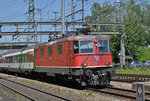 Re 4/4 II 11243 durchfährt den Bahnhof Muttenz. Die Aufnahme stammt vom 10.06.2016.