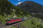 Re 6/6-11685 + Re 421 388 fahren mit einem KLV auf der 3. Ebene bei Wassen dem Gotthard-Tunnel entgegen, aufgenommen am 25. Mai 2016.