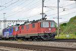 Doppeltraktion, mit den Loks 11246 und 420 165-3, durchfahren den Bahnhof Pratteln. Die Aufnahme stammt vom 29.06.2016.