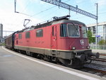 SBB - Re 4/4 11260 vor Güterzug in Kerzers am 25.07.2016