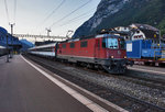 Re 4/4 II 11195 hält mit dem IR 2335 (Basel SBB - Locarno), im Bahnhof Erstfeld.