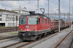 Re 4/4 II 11368 (430 368-1) durchfährt den Bahnhof Zofingen. Die Aufnahme stammt vom 10.08.2016.
