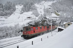 Als kleine Abkühlung zu den momentan vorherrschenden Temperaturen: Die Re 4/4 II 11286  zusammen mit der Re 6/6 11621  Taverne-Torricella  und einem Güterzug bei Schneegestöber