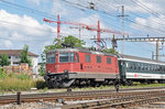 Re 4/4 II 11158 durchfährt den Bahnhof Pratteln. Die Aufnahme stammt vom 21.08.2016.