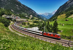 Re 4/4 II 11195 fährt mit dem IR 2421 (Zürich HB - Locarno), durch die Wattinger Kurve bei Wassen.