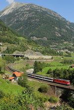 Unterhalb von Wassen überquert eine Re 4/4 II am 12.09.2016 mit dem IR 2417 (Zürich Hbf.
