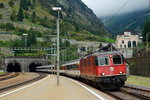 Mit dem IR 2324 von Locarno nach Basel SBB hat die Re 4/4 II 11255 am 16.09.2016 den Gotthardtunnel verlassen und fährt in den Bahnhof Göschenen ein, rechts neben der Lok ist die Trasse der