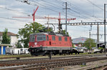 Re 4/4 II 420 326-1 (11326) durchfährt den Bahnhof Pratteln.
